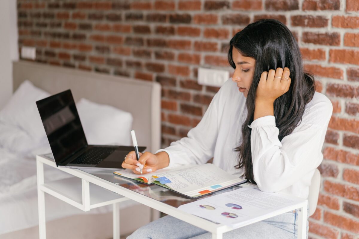 Visual Learning vs Auditory Learning [What's best for you?]